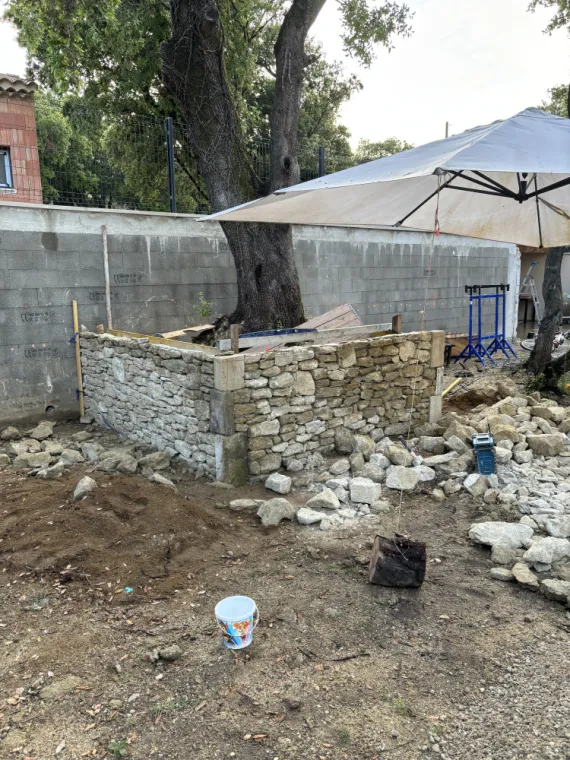 Création d'une jardinière en pierre dans le jardin d'une maison à Réauville, Grignan, Bâti Estran