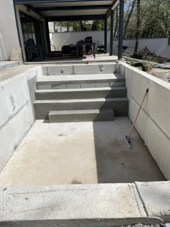 Construction d'une piscine béton armée à Grignan, Grignan, Bâti Estran