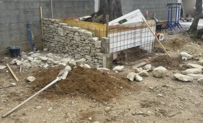 Création d'une jardinière en pierre dans le jardin d'une maison à Réauville, Grignan, Bâti Estran