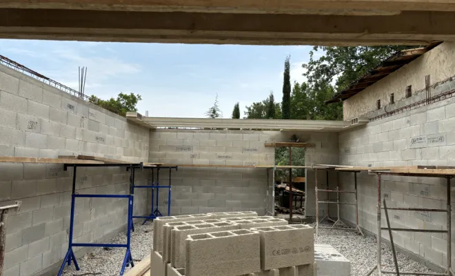 Rénovation d'écuries et création d'un garage toit plat à Grignan, Grignan, Bâti Estran