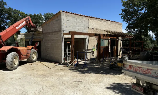 Rénovation d'écuries et création d'un garage toit plat à Grignan, Grignan, Bâti Estran