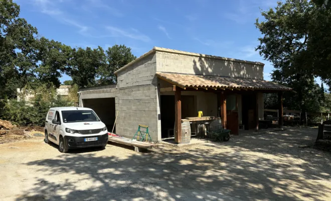 Rénovation d'écuries et création d'un garage toit plat à Grignan, Grignan, Bâti Estran